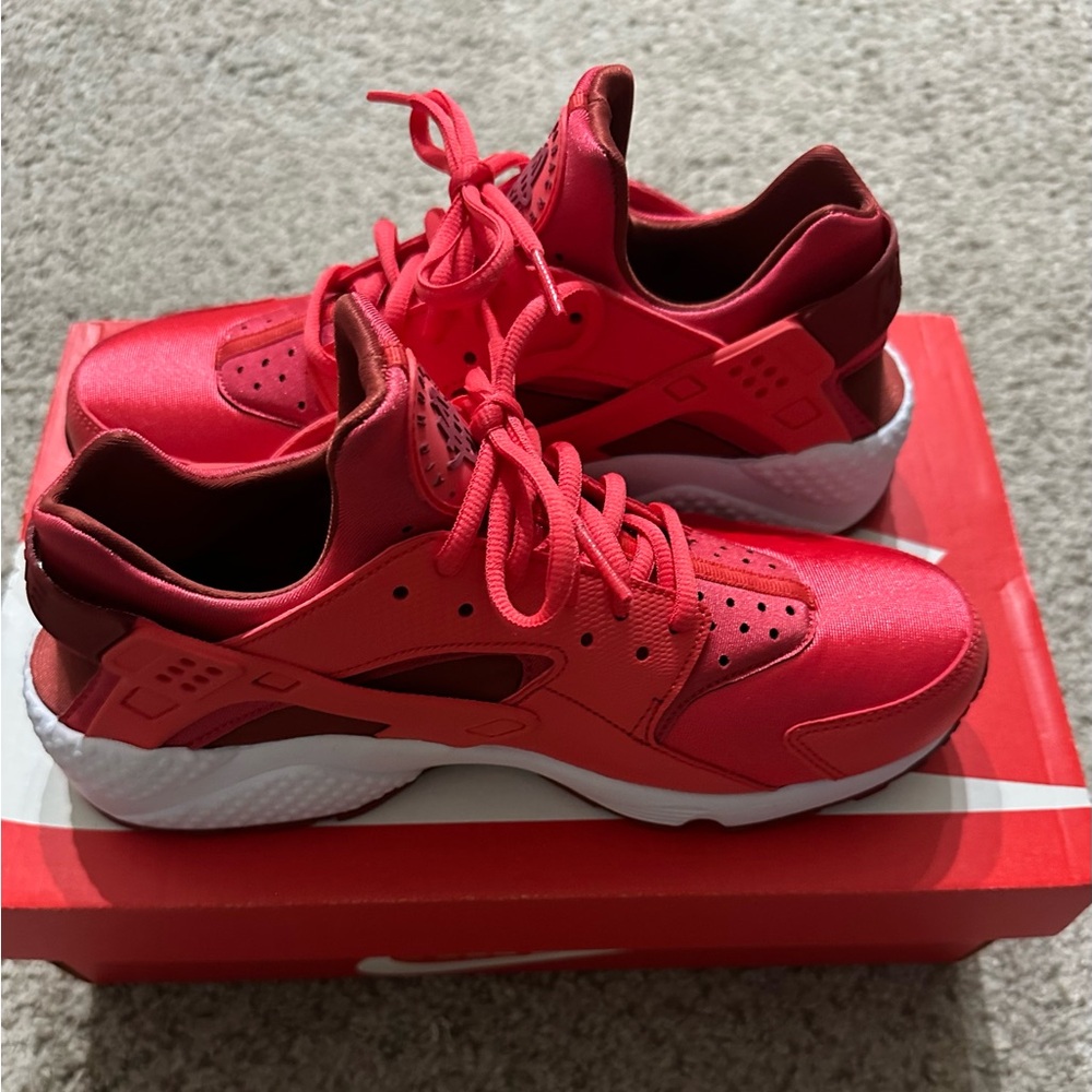 Nike AIR HUARACHE RUN Women’s Sneakers Ember Glow/Dark Cayenne-White size 9.5
